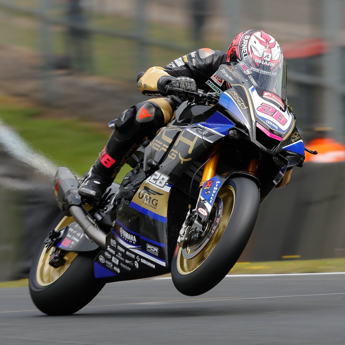 NitrousCRacing's tweet photo. An Oulton Park #wheeliewednesday courtesy of @BradRayRacing - last time we were there he took 2 pole positions, 🏆🏆🥉, a new lap record, Milwaukee Race of the North Trophy winner and Bennetts Rider of the Weekend... 👊🏼🏁

#OultonBSB | #BSBShowdown | #YamahaRacing | #RichEnergy https://t.co/jrRwHullKx