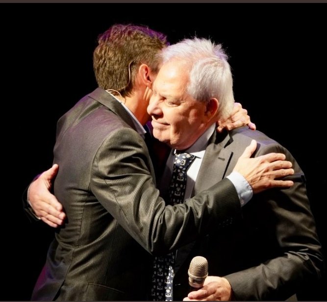 CuervaConcheta's tweet photo. El abrazo más fayuto q Vi en mi vida,
El Viejo sabe q viene x revancha y en ese odio el daño para el club va a ser inmenso, peor que el del TINELATO.

Memoria.

#MieleNuncaMas https://t.co/oNhLj4A1Dk