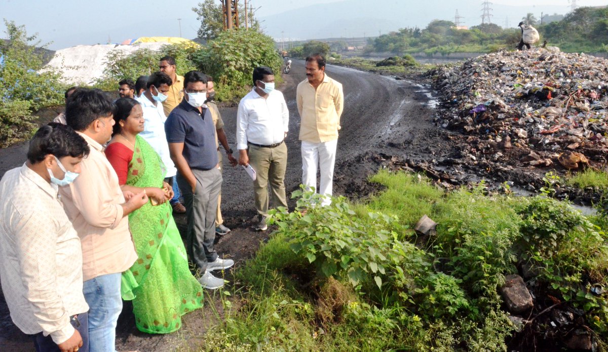 GVMC_VISAKHA's tweet photo. Commissioner GVMC Sri P Raja Babu along with Corporator Smt T Padmavathi inspected the sanitation activities at Kobbari Thota &amp; SVP Nagar, Ward 34, Zone 4.

#SwachhSurvekshan2023Visakhapatnam 
#SwachhSurvekshan2023
#SayNoToSingleUsePlastic 
#VizagSaysNotoPlastic https://t.co/3oCN1R06Px