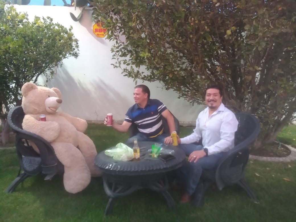 donpepeluna's tweet photo. Un nuevo amigo a la banda.

#AMİGO  #oso #Borracho #quesehagaviral #friends https://t.co/6O0dWGT7M2