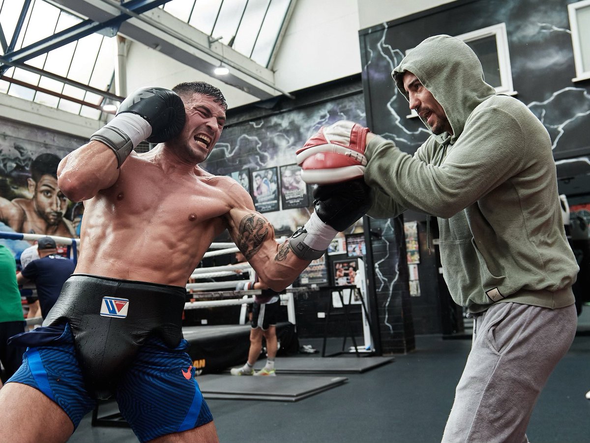 Markheffron91's tweet image. Sharp pads with million dollar @ant_crolla after sparing on Monday just 3 days to go 💥🥊 #teamheffron #oldhamhour #kiddynamite