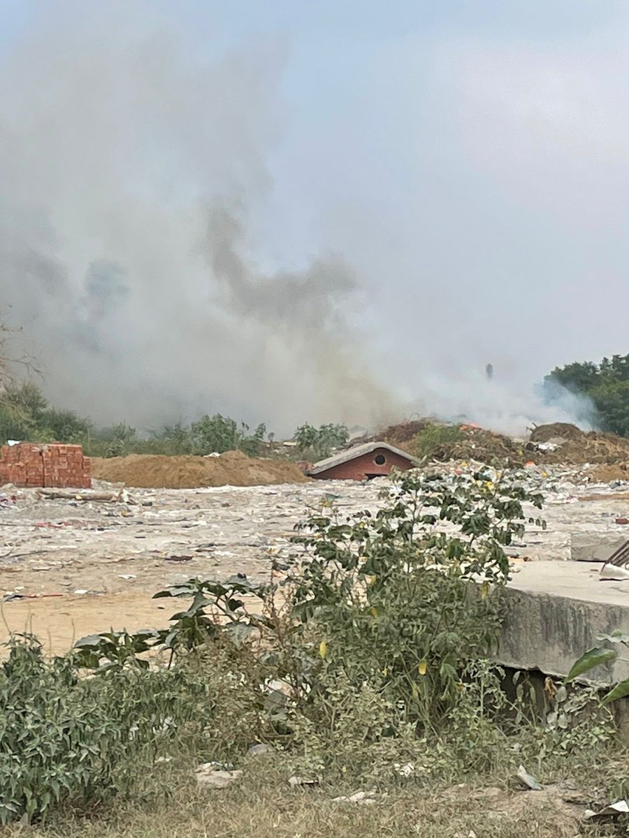 Horrible construction waste, dust and fire at this site, affecting thousands of nearby residences.
 maps.app.goo.gl/yDyJ2Ybt7U2gu1…

<a href="/CPCB_OFFICIAL/">Central Pollution Control Board</a> <a href="/MunCorpGurugram/">MCG</a> @EEstaterwa <a href="/Warriormomsin/">Warrior Moms</a>
