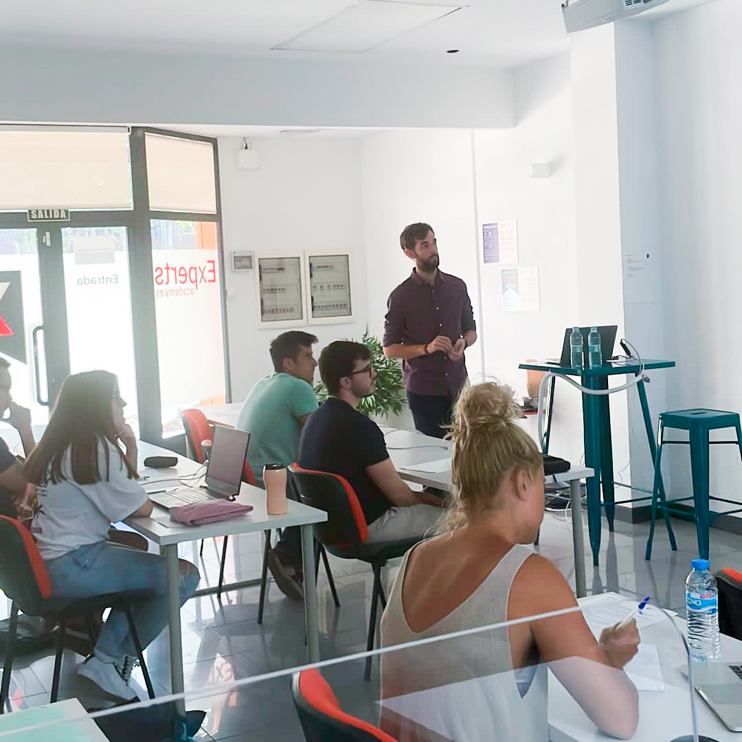 wanatopacademy's tweet photo. ¡Primera semana de clase!

Nuestros alumnos ya están absorbiendo conocimientos en esta 5ª Edición del Máster de Marketing Digital. 

El lunes comenzó la clase de presentación y ayer aprendieron cómo plantear su propio proyecto Web de la mano de @albertoportoles y @danipuertolas https://t.co/5tTSXOgWpx