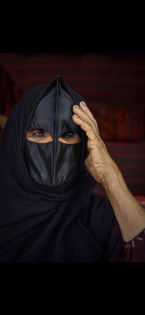 SirajMemoire's tweet photo. 🇴🇲 Femmes bédouines portant le masque traditionnel à Oman dans la ville de Nizwa. https://t.co/DUoSssOU4M