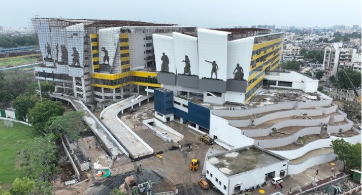 EngineersIND's tweet photo. Sh Ashwini Vaishnaw, Hon'ble Union Minister of Railways inspected High-Speed Rail Terminal at Sabarmati executed by EIL as PMC. A part of Mumbai – Ahmedabad HSR Project, HSRT will act as a Multi Modal Hub for HSR Stations, Metro & Railway Stations through FOBs.
#EILProjects https://t.co/g5mYbj30M9
