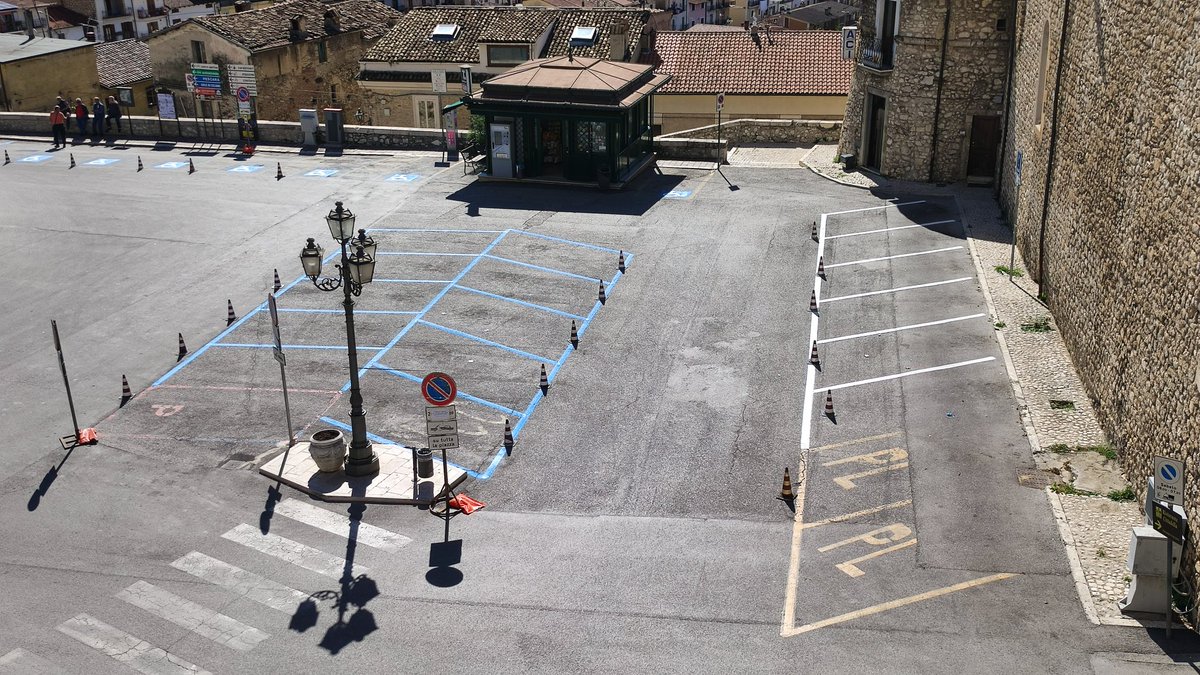 CelanoDi's tweet photo. 🚧Sono in corso gli interventi di rifacimento segnaletica stradale orizzontale in P.zza IV Novembre.
Attraversamento pedonale e strisce blu parcheggio al fine di regolamentare la circolazione veicoli ed aumentare sicurezza dei pedoni.
#comunedicelano
#sicurezza #Abruzzo  #lavoro https://t.co/DdI1Y7326H