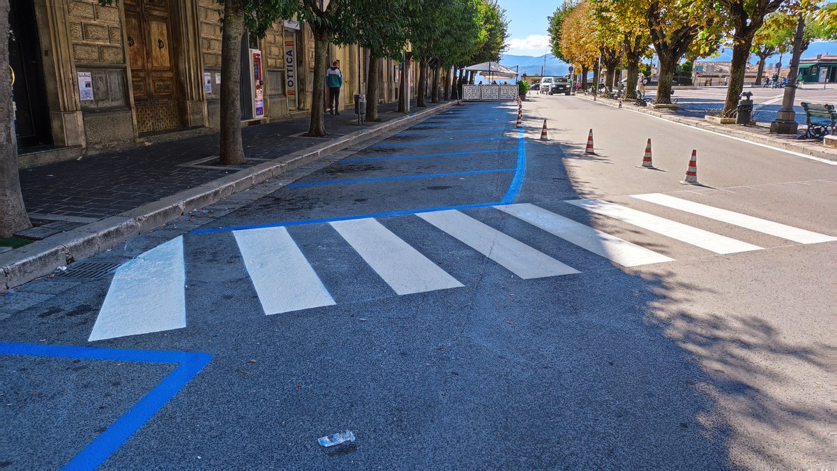 CelanoDi's tweet photo. 🚧Sono in corso gli interventi di rifacimento segnaletica stradale orizzontale in P.zza IV Novembre.
Attraversamento pedonale e strisce blu parcheggio al fine di regolamentare la circolazione veicoli ed aumentare sicurezza dei pedoni.
#comunedicelano
#sicurezza #Abruzzo  #lavoro https://t.co/DdI1Y7326H