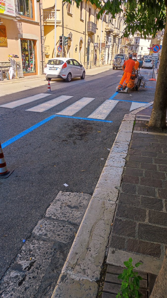 CelanoDi's tweet photo. 🚧Sono in corso gli interventi di rifacimento segnaletica stradale orizzontale in P.zza IV Novembre.
Attraversamento pedonale e strisce blu parcheggio al fine di regolamentare la circolazione veicoli ed aumentare sicurezza dei pedoni.
#comunedicelano
#sicurezza #Abruzzo  #lavoro https://t.co/DdI1Y7326H