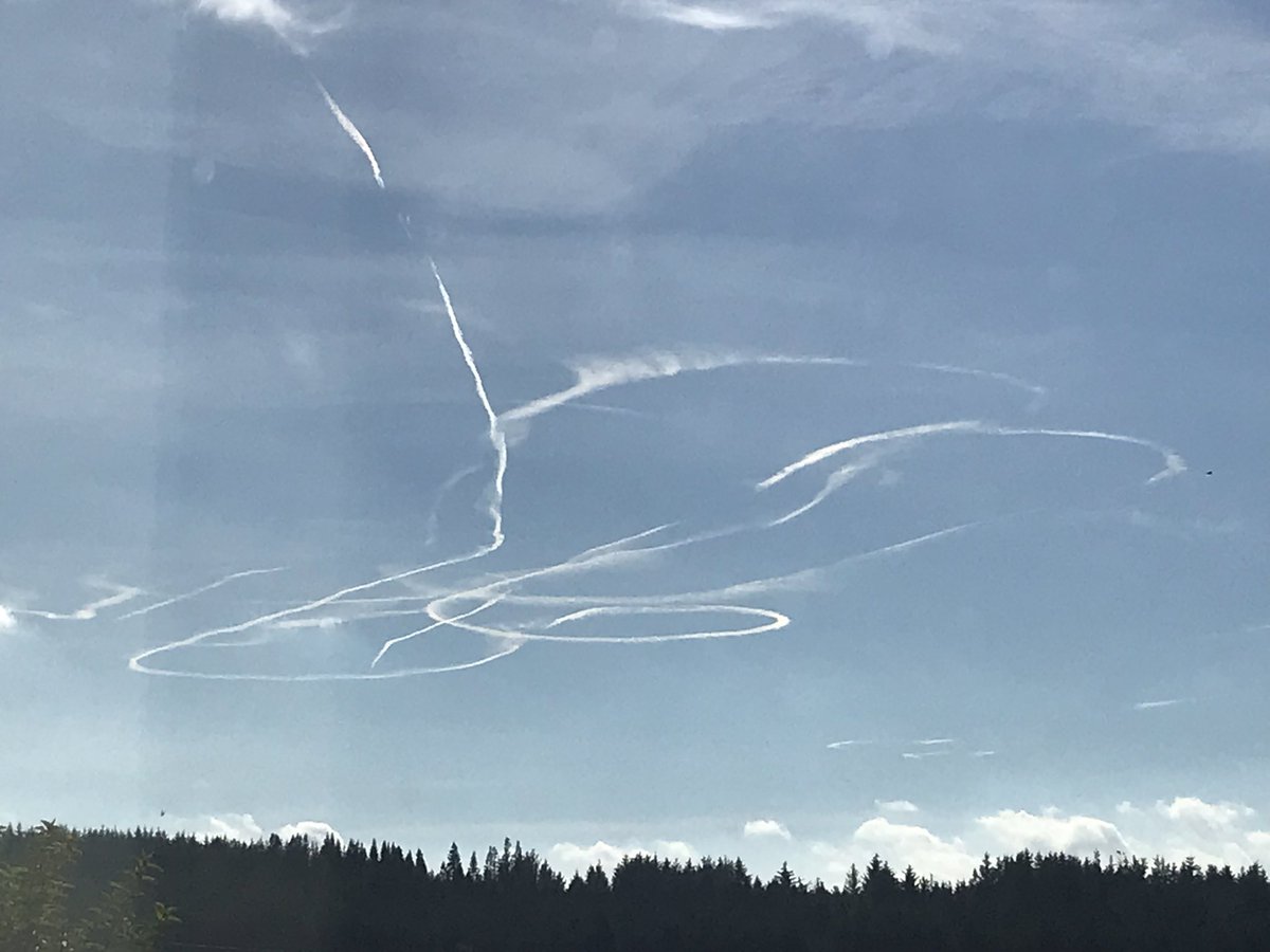 Some interesting flight lines today over Banchory!  I was sure someone was trying to write a message to me! 

#aviation #flight #flightradar24 #flightradar