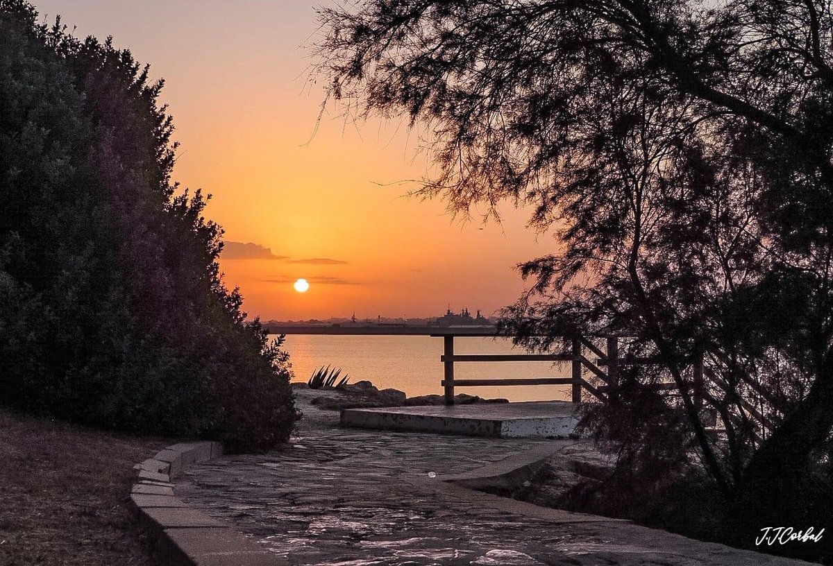 TurismoRota's tweet photo. Maravilloso #amanecer en la #playaderota con #calima que nos regala @corbetoalonso en el #paseomarítimo feliz #miercoles 🤗😍
.
#descubrerota #rotasabeafelicidad
.
Beautiful #sunrisephotography at the #rotabeach #beachpromenade #rotaspain
.
#discoverrota #rotathetasteofhappines https://t.co/mUYmxjbZvb