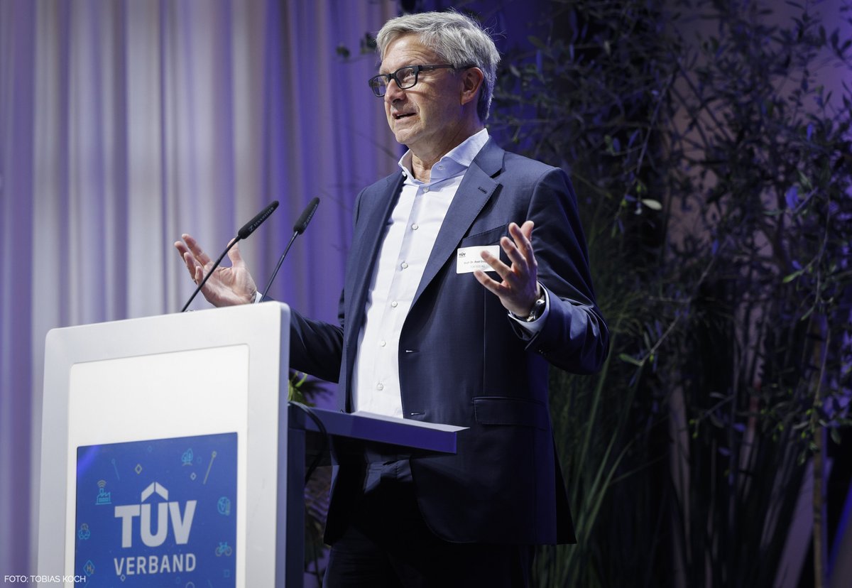 tuevverband's tweet photo. „Bei Umwelt- und Klimaschutz muss die Politik der Taktgeber sein. Wir können hier nicht nur hinterherregulieren.“ Unser neuer Präsident @axelstepken eröffnet die erste #TÜVSustainCon mit einem Appell an die Politik. Denn: Es ist eher fünf nach als fünf vor zwölf. https://t.co/aHOOQJgyEd