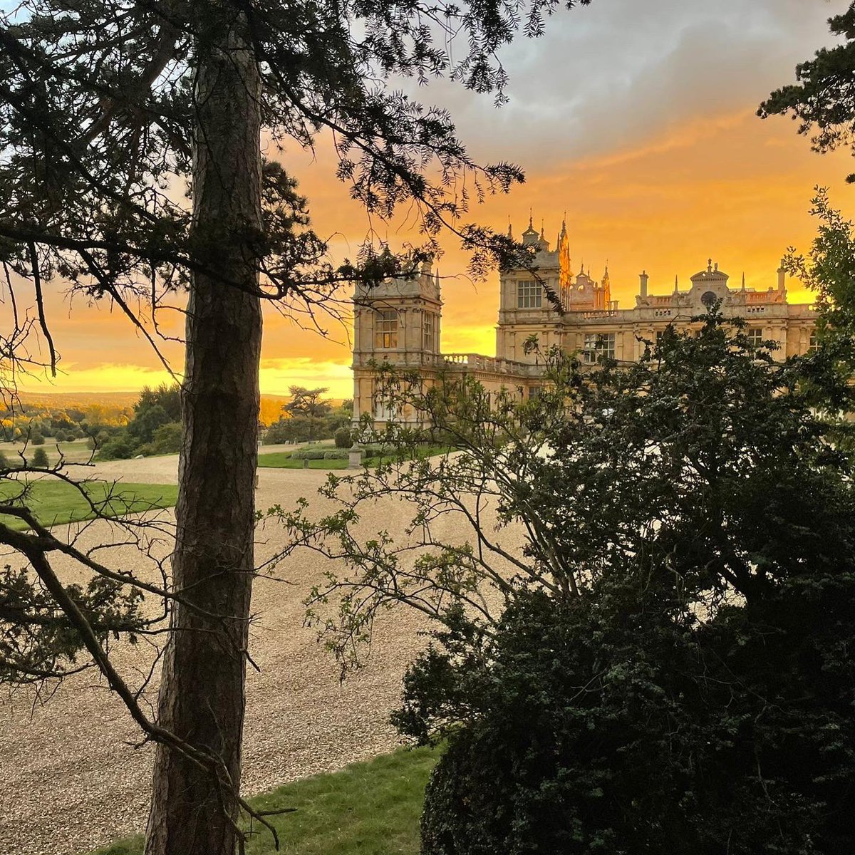 StagatMentmore's tweet photo. Beautiful skies over #mentmore #mentmoretowers https://t.co/eQAYCfCWi7