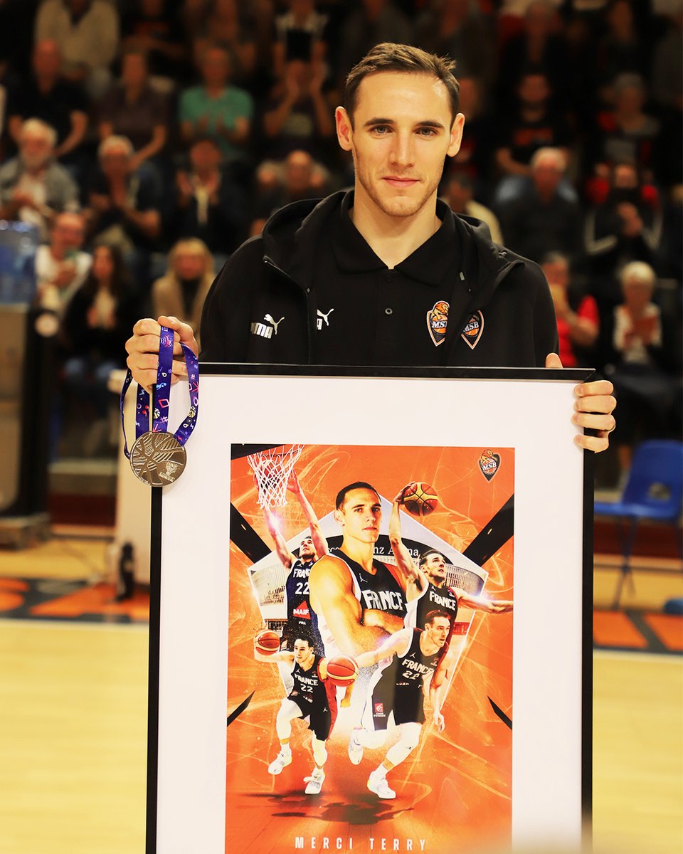 Un petit 🎁 du club pour le parcours de notre capitaine avec les bleus 🇫🇷🦾