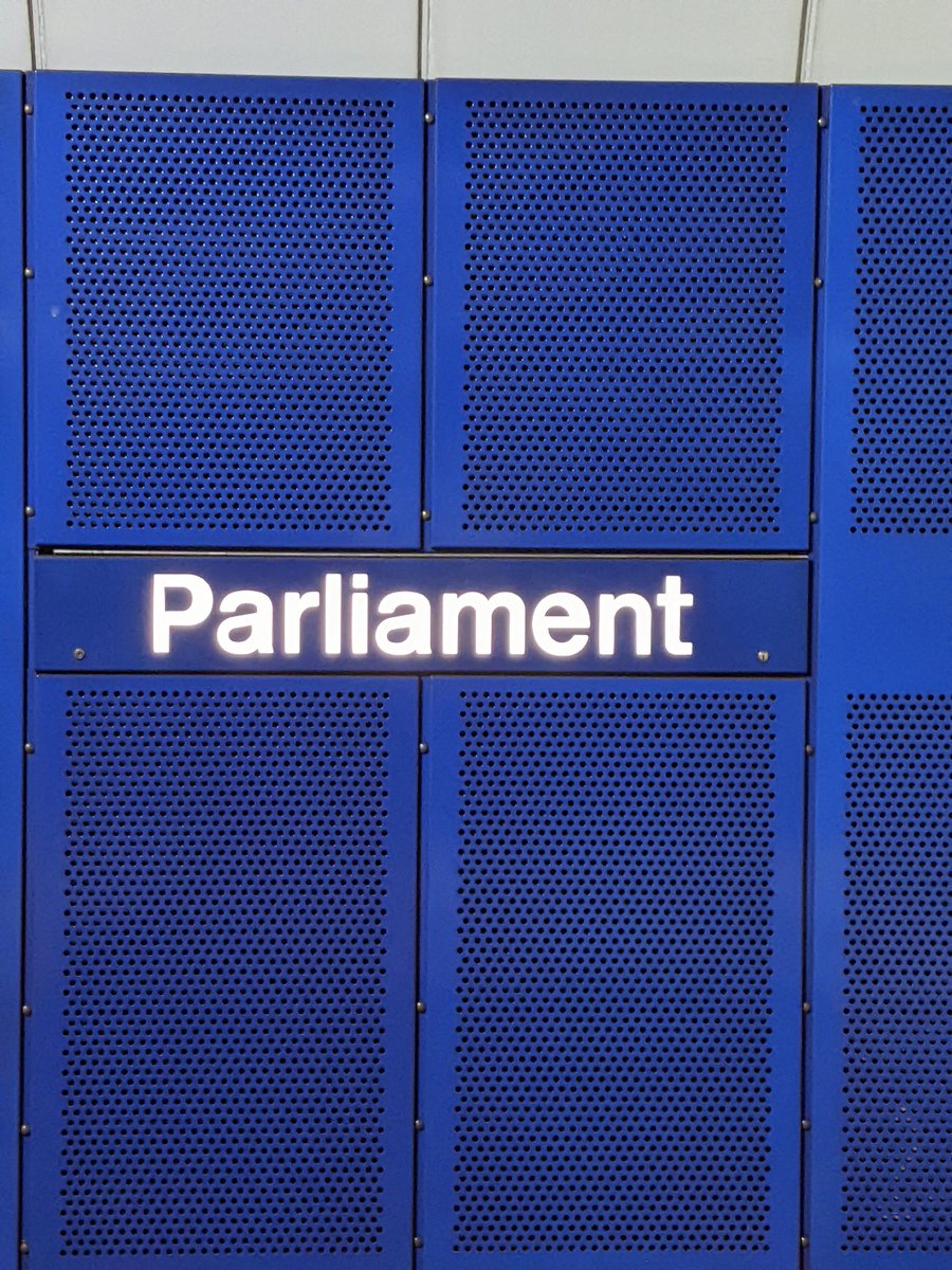 thelochok's tweet photo. The inner parts of letters at Parliament Station's signage on Platform 1 are just a bit off.
#HellNotQuiteVetica #TypographyFail https://t.co/xtX1SaTEX2
