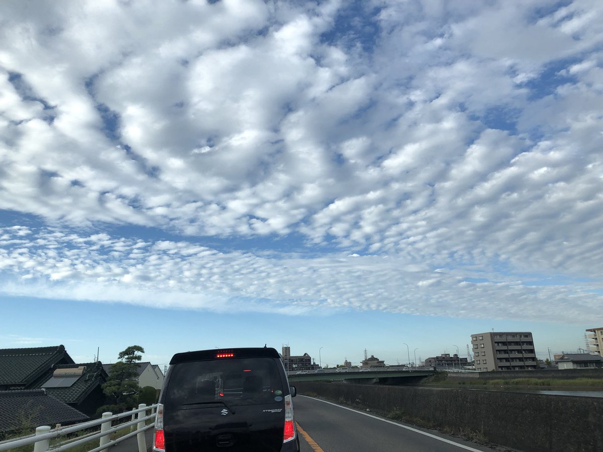 CARICH_official's tweet photo. 夕方になると肌寒くなりすっかり秋の天気ですね☀️
空を見ると秋によく見るうろこ雲が👀
#企業公式が毎朝地元の天気を言い合う https://t.co/bLrzDByLnI