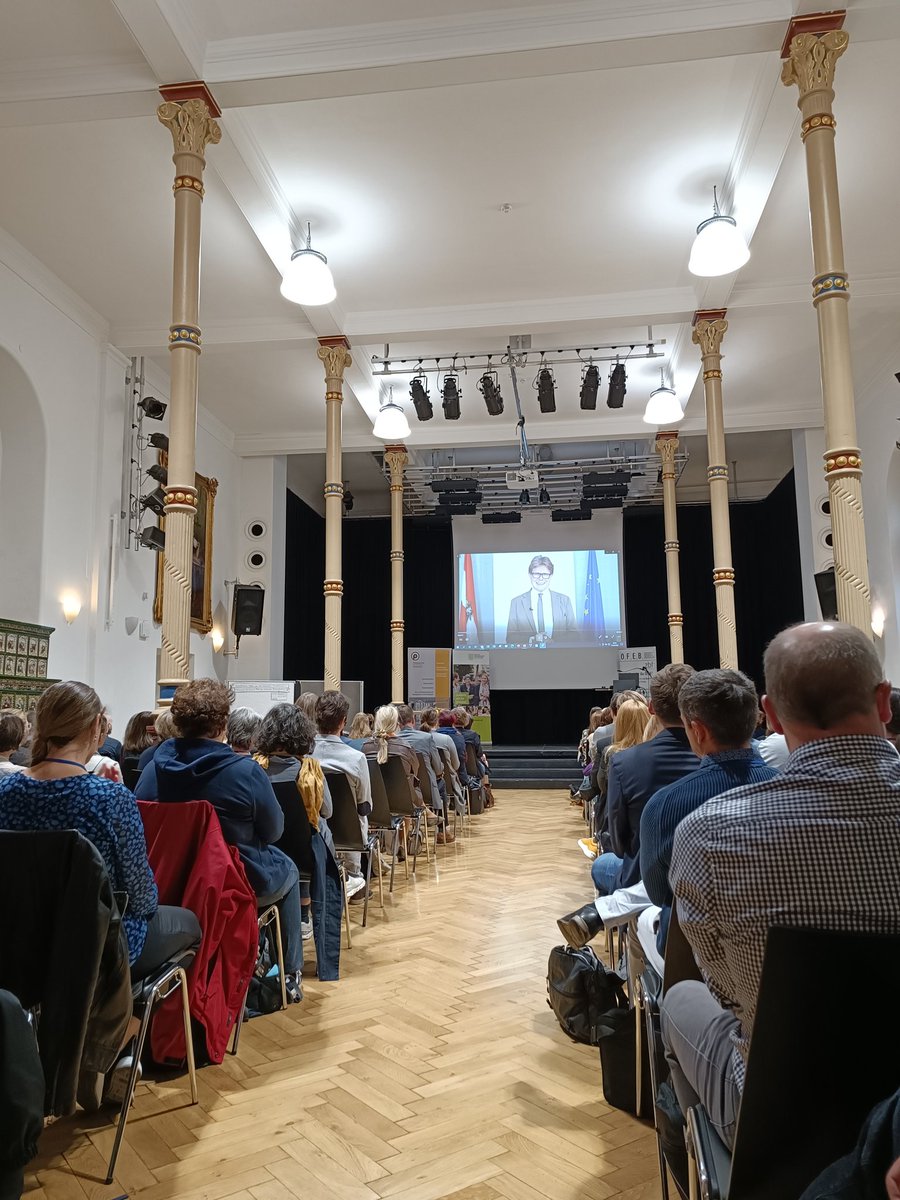 In unseren Klassenzimmern lehren wir Geschichte und schreiben wir Zukunft, sagt BM Martin Polaschek in der Eröffnung der Tagung der <a href="/oefeb_official/">OEFEB</a> in #Graz. Ein schönes Bild. #oefeb22 <a href="/MedienpaedOEFEB/">Sektion Medienpädagogik (ÖFEB)</a>