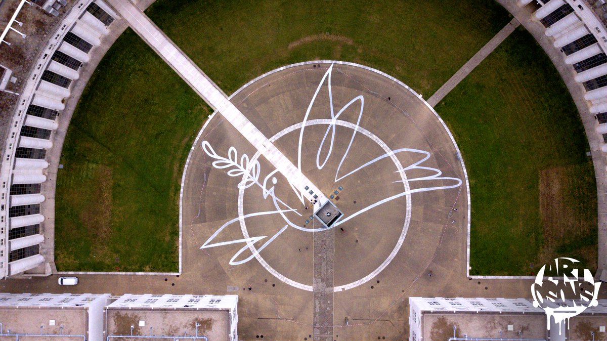 CergyPontoise95's tweet image. Aujourd’hui, c’est la #JourneeInternationaleDelaPaix🕊 L’occasion de partager la magnifique #fresque du collectif #ArtOsons réalisée autour du Belvédère de l’#AxeMajeur de #CergyPontoise lors de l’hommage à #DaniKaravan en juin dernier dans le cadre du #NoMadFestival ! #Paix