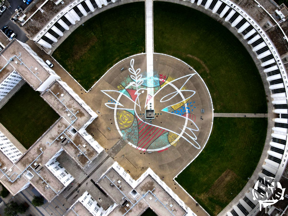 CergyPontoise95's tweet image. Aujourd’hui, c’est la #JourneeInternationaleDelaPaix🕊 L’occasion de partager la magnifique #fresque du collectif #ArtOsons réalisée autour du Belvédère de l’#AxeMajeur de #CergyPontoise lors de l’hommage à #DaniKaravan en juin dernier dans le cadre du #NoMadFestival ! #Paix