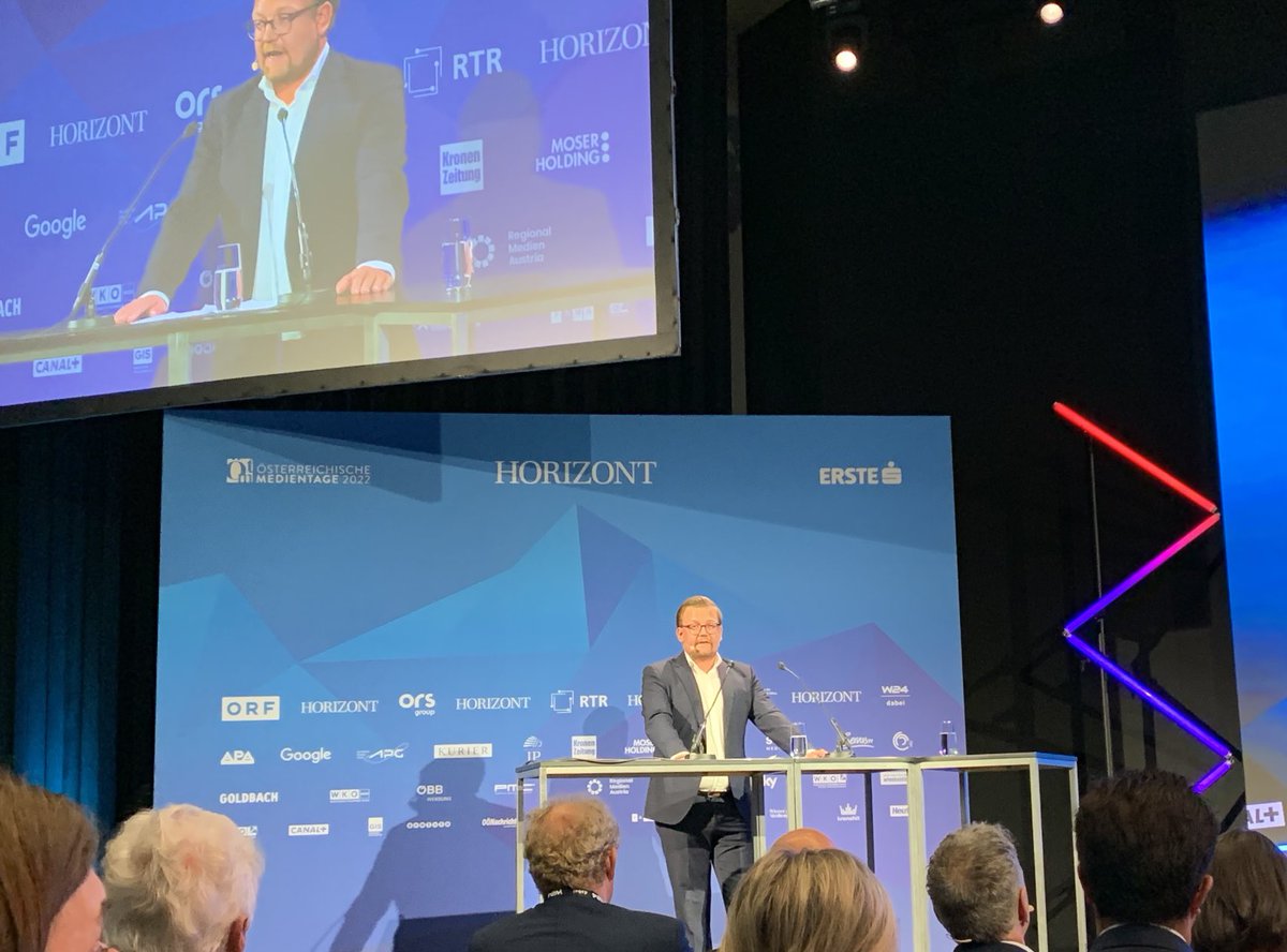 SchuhChristoph's tweet photo. Eröffnung der #Medientage durch @hofaj - wie immer eine Tour durch die Welt & die Bedeutung der #Medien darin. #Klar & deutlich, wie immer! 🙏🏽 #Bildung #Journalismus #Kernwerte #Demokratie #Vernunft #Weitblick #Vertrauen https://t.co/AMKtZjQYlI