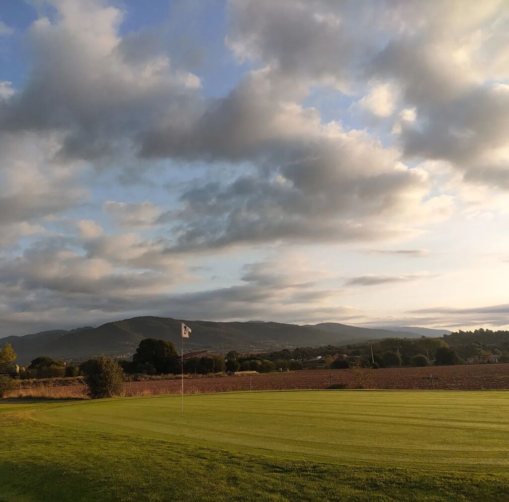 golflagarriga's tweet photo. Bon dia i bon dimecres!! Un altre matí que pinta espectacular... A gaudir del🌞#golf #pitchandputt #footgolf #par3 #lagarriga #golflagarriga #pitchandputtcatala #pitchcat #sol #amics #força #salut #instagolf #green #estiu #gencat #procicat #ufec #espo… https://t.co/GLlfljQaD1 https://t.co/UQh4umJZY8