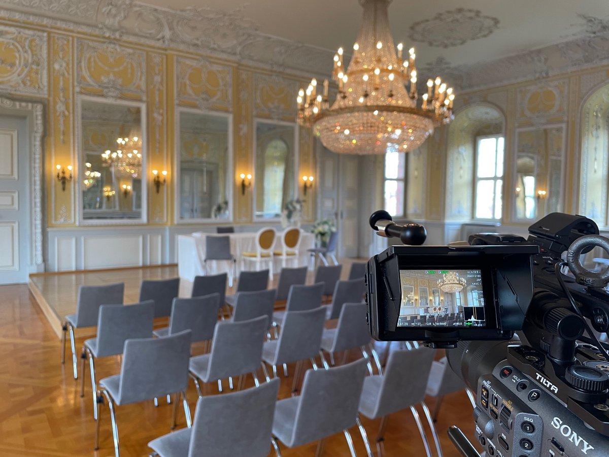 bjoernvilcens's tweet photo. Filmaufnahmen &amp; Fotos im Schloss Bruchsal

Anfang das Jahres haben die Schlossverwaltung des Schloss Bruchsals und ich ein  Projekt gestartet. An 3 Drehtagen habe ich in den wunderschönen Räumen filmen dürfen. 

Was genau, wir gefilmt haben, könnt ihr v https://t.co/UTPGeBn4us https://t.co/9fs6fuIEC9