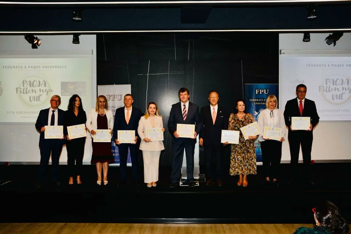 AlketaCobo's tweet photo. E lumtur që vlerësohem nga  Federata e Paqes Universale Shqipëri me titullin “Ambasador i Paqes”. 

Këtë cmim ia dedikoj familjes dhe miqve të ngushtë, të cilët më kanë mësuar që edhe në sfidat më të mëdha të jetës, fitoret e vërteta dhe më të qëndrueshme janë paqja e maturia. https://t.co/wLhtO2Ffwu