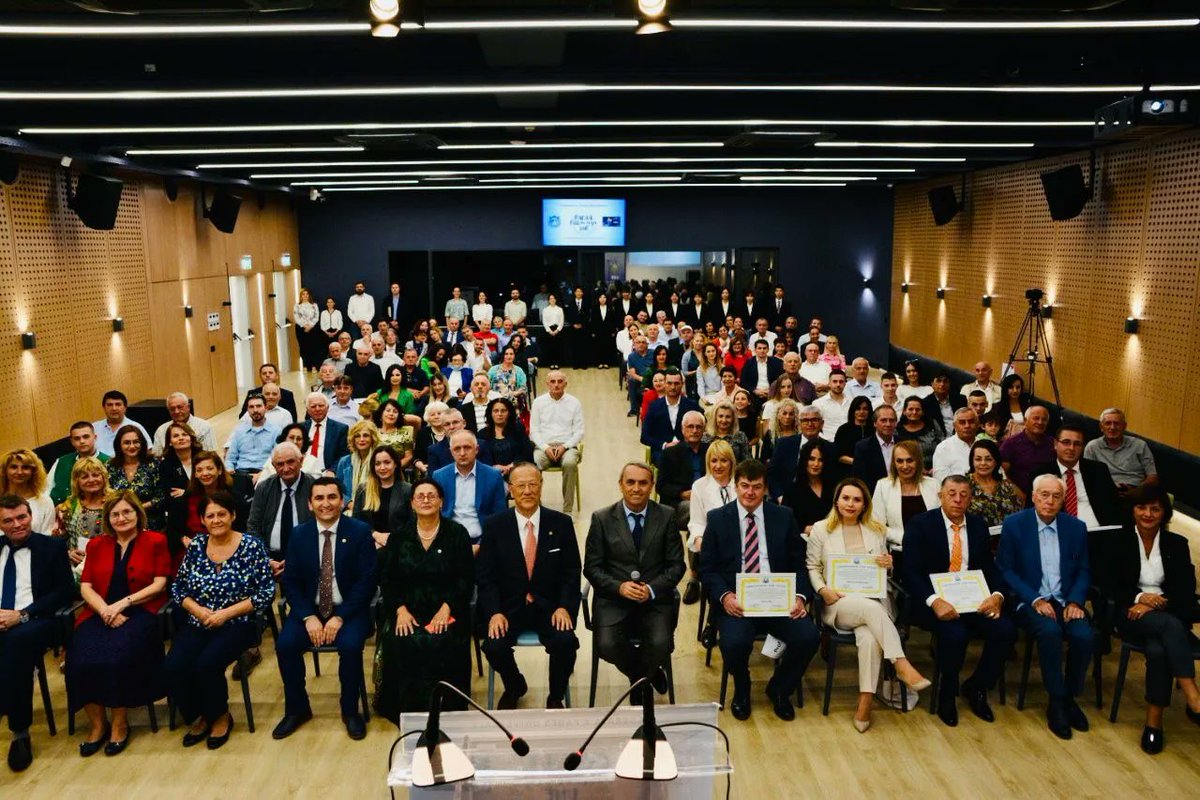 AlketaCobo's tweet photo. E lumtur që vlerësohem nga  Federata e Paqes Universale Shqipëri me titullin “Ambasador i Paqes”. 

Këtë cmim ia dedikoj familjes dhe miqve të ngushtë, të cilët më kanë mësuar që edhe në sfidat më të mëdha të jetës, fitoret e vërteta dhe më të qëndrueshme janë paqja e maturia. https://t.co/wLhtO2Ffwu
