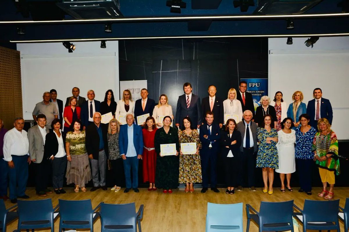 AlketaCobo's tweet photo. E lumtur që vlerësohem nga  Federata e Paqes Universale Shqipëri me titullin “Ambasador i Paqes”. 

Këtë cmim ia dedikoj familjes dhe miqve të ngushtë, të cilët më kanë mësuar që edhe në sfidat më të mëdha të jetës, fitoret e vërteta dhe më të qëndrueshme janë paqja e maturia. https://t.co/wLhtO2Ffwu