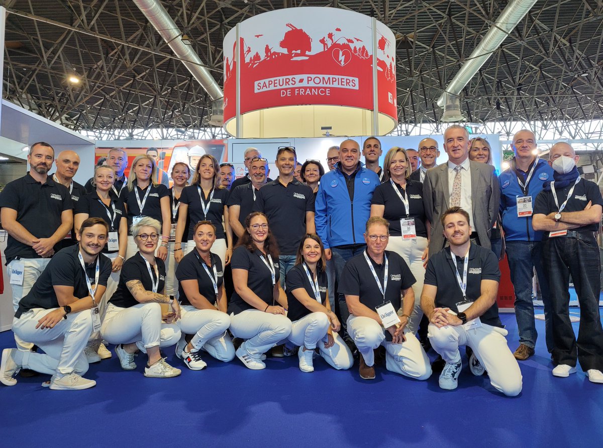 MNSPF's tweet photo. [LA TEAM MNSPF] est là ! Retrouvez-nous sur le stand B38, Hall A, au coeur du @cnspf2022 . Une équipe au top vous y attend ! Administrateurs et salariés ont revêtu l'uniforme du jour, pour vous accueillir sur le plus beau stand du congrès.  #mutuelle #pompiers #30ans #cnspf2022 https://t.co/D2UCwAKdzm