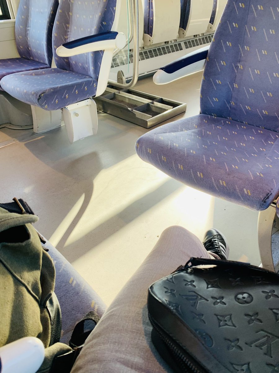 fischjohn1's tweet photo. Coucou en direct de mon #terfluo 🚊🤗
Je vous souhaite à tous  un fabuleux mercredi où que vous soyez 🤩🤩
Plus que 2 jours et c’est parti pour l’#automne 
Dire que toutes les décos #Halloween sont déjà exposés dans les magasin … le chiffre le chiffre 😅
Gros kisses  💋💋😘😘😘 https://t.co/l1V4x9uD7G