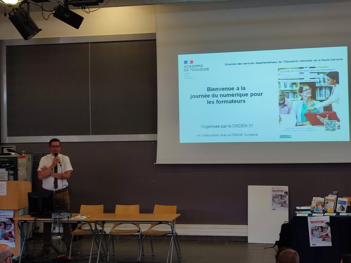 casnav_toulouse's tweet photo. 💻 C'est parti pour la journée du numérique pour les formateurs organisé par @educnum31 @DSDEN31.
Avec @DaneTlse @canope_31
Ouverture @dasen_sieye.
Le stand casnav est prêt ! Ateliers autour du lexique, a l'oral , avec QR codes et outils de traduction élèves/familles https://t.co/gbOVs6Z45n