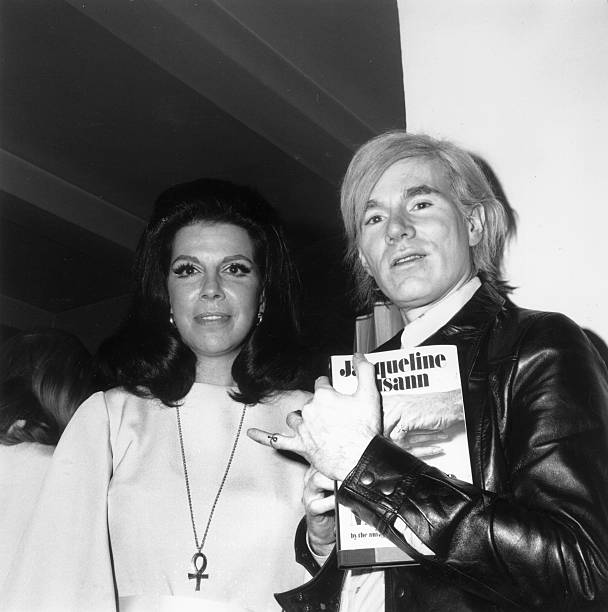 1/ “The sixties will be remembered for The Beatles, Andy Warhol and me.” Jacqueline Susann

Died on this day: bestselling pill poppin’ bouffant-haired steamy novelist and inveterate self-publicist extraordinaire #JacquelineSusann (20 August 1918 – 21 September 1974). #kitsch