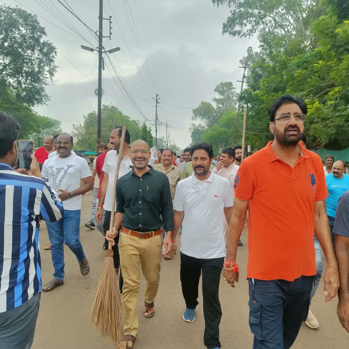 manojsharma_bjp's tweet photo. स्वच्छता_सेवा_सप्ताह
माननीय प्रधानमंत्री श्री नरेन्द्र मोदी जी जन्मदिन के उपलक्ष्य में चलाए जा रहे "सेवा पखवाड़ा" अभियान के अन्तर्गत आज अशोकनगर नगरपालिका द्वारा आयोजित साफ- सफाई एवं स्वच्छता अभियान का प्रसार- प्रचार रैली में शामिल होकर, सभी को स्वच्छता का संदेश दिया। https://t.co/RaWyFHaQfP