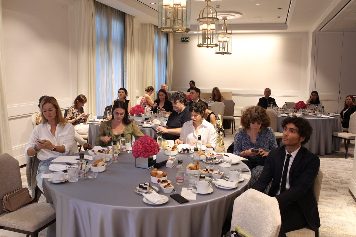 SEMEstetica's tweet photo. Ayer presentamos en un desayuno informativo a los medios de comunicación el 'Estudio dimensionamiento e impacto socioeconómico de la #MedicinaEstética en España' durante el 2021. Un informe que nos deja conclusiones de enorme relevancia #medicosesteticos
https://t.co/6BB62PO5Bt https://t.co/7TCxnwr2yX