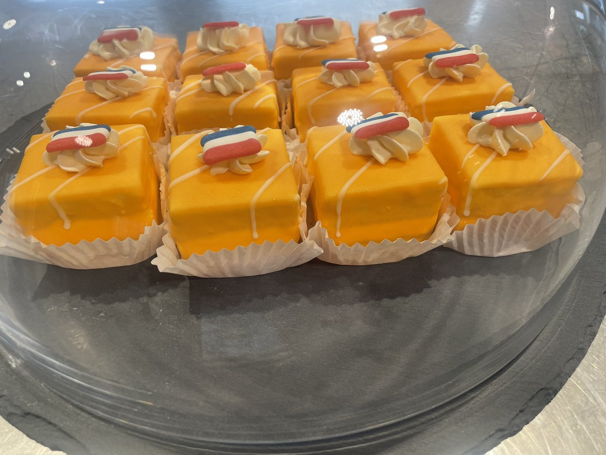 lientje1967's tweet photo. Opvallend. Gebakjes in de Tweede Kamer met vlag ondersteboven. 🤭 #APB #AlgemenePolitiekeBeschouwingen https://t.co/6wPPA8DlpL