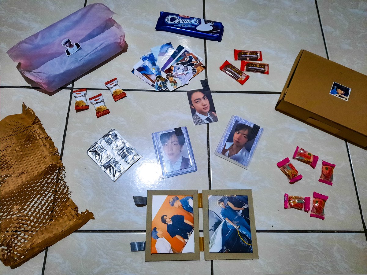 elalalaloooves's tweet photo. Happy that I easily completed my Map of the Soul 7 - Jin set agenda 🫶 But aside from that, super looove the nam-2seok packaging &amp; OT7 stickers! Plus, para akong nakareceive ng care package with the freebies! Really relieved my stress after a busy week 🥹 TYSM, @sunhopeworld_ 💜 https://t.co/PYC3BvFAYF