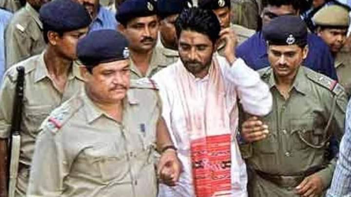 SureshChavhanke's tweet image. मुझसे मिलने के लिए दारा सिंह ने जेल में उपवास / आंशन प्रारंभ किया। अनुमति के बाद भी मुझे मिलने नहीं दिया जा रहा हैं। इस लिए मैं केंदूझर जिला जेल के बाहर धरने पर बैठा हूँ।#JusticeForDaraSingh मैं उड़ीसा सरकार से न्याय की माँग करता हूँ। #ChavhankeInOdisha