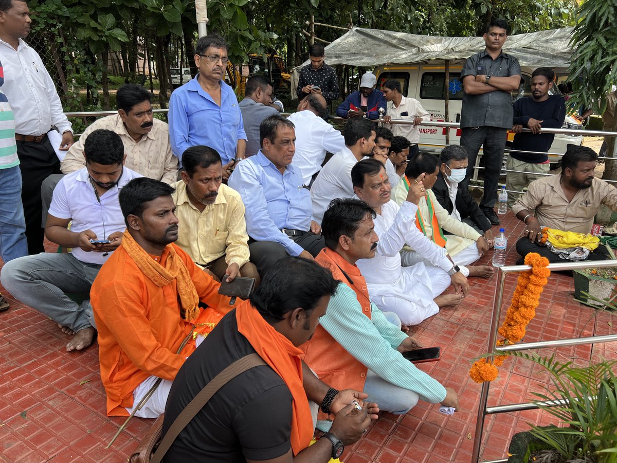 SureshChavhanke's tweet image. मुझसे मिलने के लिए दारा सिंह ने जेल में उपवास / आंशन प्रारंभ किया। अनुमति के बाद भी मुझे मिलने नहीं दिया जा रहा हैं। इस लिए मैं केंदूझर जिला जेल के बाहर धरने पर बैठा हूँ।#JusticeForDaraSingh मैं उड़ीसा सरकार से न्याय की माँग करता हूँ। #ChavhankeInOdisha