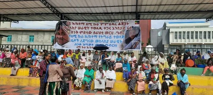 MathiasTesema1's tweet photo. According to information from the mayor's office, Tigray native women in Lemi Kura sub-city are preparing food for the heroic defense army. #TPLFisaTerroristGroup #EthiopiaPrevails @HermelaTV https://t.co/ICF82ZwLzN