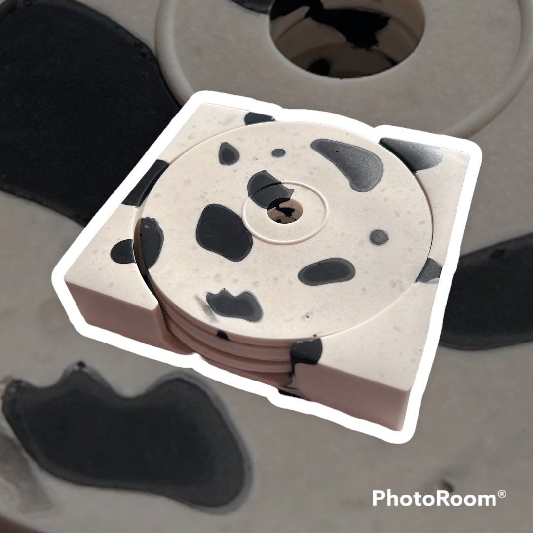 _SLW_98's tweet photo. Very proud of my creations. Never in a million years did I think I could be the slightest bit creative😂 #SmallBusiness #homemade  #cowprint #jesmonite https://t.co/wG87qiDK0W