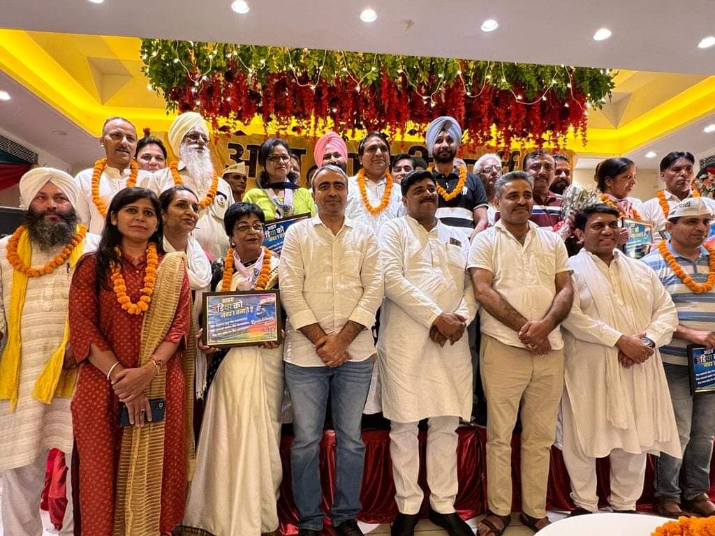 Aap4Ateli's tweet photo. अम्बाला शहर में दूसरे चरण के कार्यकर्ता सम्मेलन में AAP के पुराने साथियों को सम्मानित किया, संगठन विस्तार पर कार्यकर्ताओ से चर्चा की व संगठन मजबूत करने के लिए पार्टी की नीतियो से सभी साथियों को अवगत कराया- @anuragdhanda https://t.co/NOOcDUiSMl