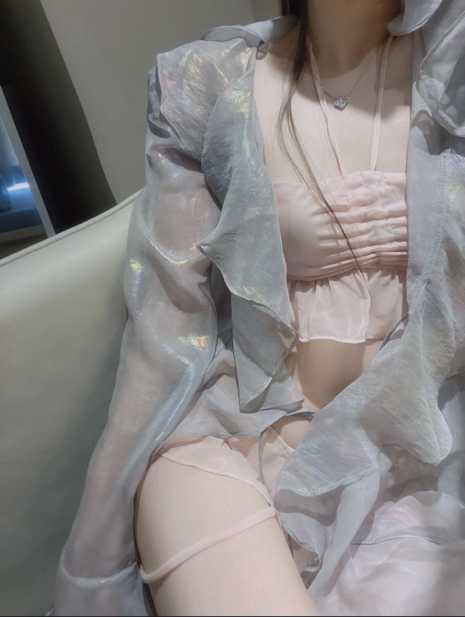 Tww4637's tweet photo. 喜欢雨天找你应为下面湿了你也不知道 #寂寞人妻 #反差 #人妻小母狗 #少妇诱惑 https://t.co/UPXJRUelRU