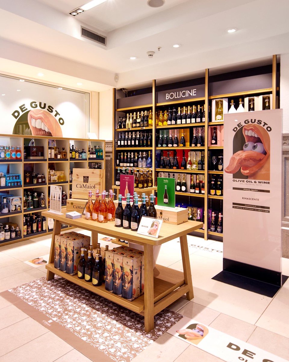 Rinascente's tweet photo. Anche #RinascenteMonza dedica un allestimento al mondo #oil & #wine! Grazie a #DeGusto potrai scoprire tante curiosità su questi due prodotti della cultura #enogastronomica italiana. Vieni in store o scopri di più su frantoi e cantine d’eccellenza su https://t.co/HJYZRV2PPj! https://t.co/N0jDQPzIOK
