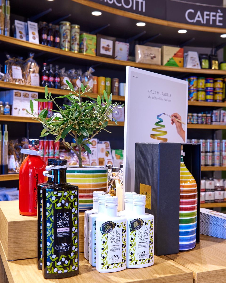 Rinascente's tweet photo. Anche #RinascenteMonza dedica un allestimento al mondo #oil & #wine! Grazie a #DeGusto potrai scoprire tante curiosità su questi due prodotti della cultura #enogastronomica italiana. Vieni in store o scopri di più su frantoi e cantine d’eccellenza su https://t.co/HJYZRV2PPj! https://t.co/N0jDQPzIOK