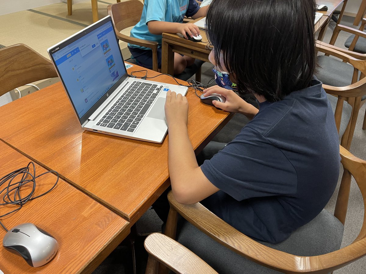 CoderdojoIna's tweet image. 久しぶりに投稿します😅
CoderDojo伊那は、会場を伊那まちBASEに移し、毎月第一第三水曜の16時から開催しています。
unrealでゲーム製作を学んでいるニンジャが参加してくれて、本職がプログラマーなメンターと一緒にコードを組んでたり、マイクラに熱中してる女の子をサポートする男の子が参加!