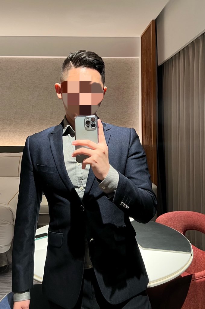 比以前壮了，衣服都崩崩的了
苏州男孩子🉑️酒店有个前台蛮可爱的，戴眼镜➕两个耳钉