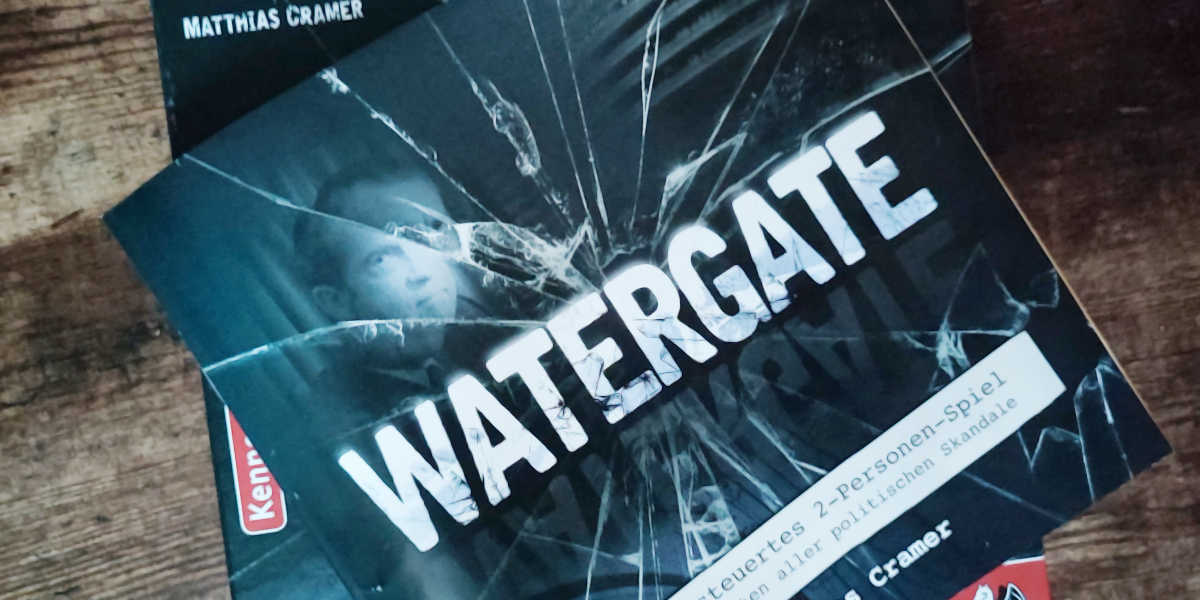 JouFi_de's tweet photo. Glotze aus, diesmal wurde gezockt. Und zwar analog mit Brett: Ihr wolltet schon immer einen präsidialen Drecksack stürzen? #Watergate von @MatthiasCramer1  lässt Euch in die Rolle von Bob Woodward und Carl Bernstein schlüpfen. Ein Spielbericht: https://t.co/j2xqAfIWyR https://t.co/tUhrWZlTD9