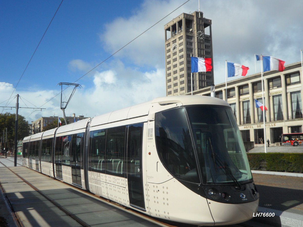 DylanCRDN's tweet photo. @tibo_0 @nazairus Tram Le Havre.         Tram Rouen
Effectivement grosse différence 😂😂 https://t.co/Rokh2mlEhw