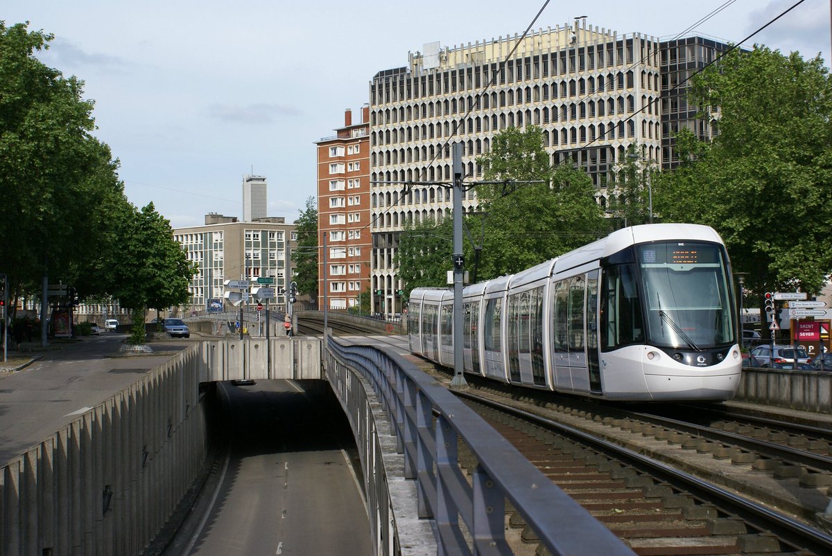 DylanCRDN's tweet photo. @tibo_0 @nazairus Tram Le Havre.         Tram Rouen
Effectivement grosse différence 😂😂 https://t.co/Rokh2mlEhw