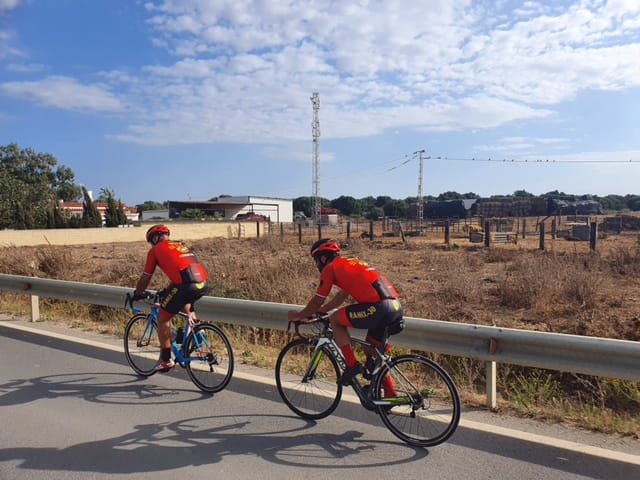 COMGECEU_ET's tweet image. Completada la 2a etapa, los 🚴‍♂️ del #RAMIX30 de la @COMGECEU_ET llegaron a #Cádiz donde les recibió el Coronel Jefe del #RACTA4
Aún les quedan 4 templos jubilares de su ruta hasta #LaCoruña
@MCANA_ET 
@EjercitoTierra
#SomostuEjército